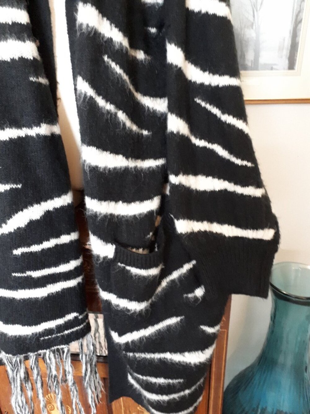 Sweater Coat with matching scarf - Size XL - Black & White Animal Print - Picture 4 of 10